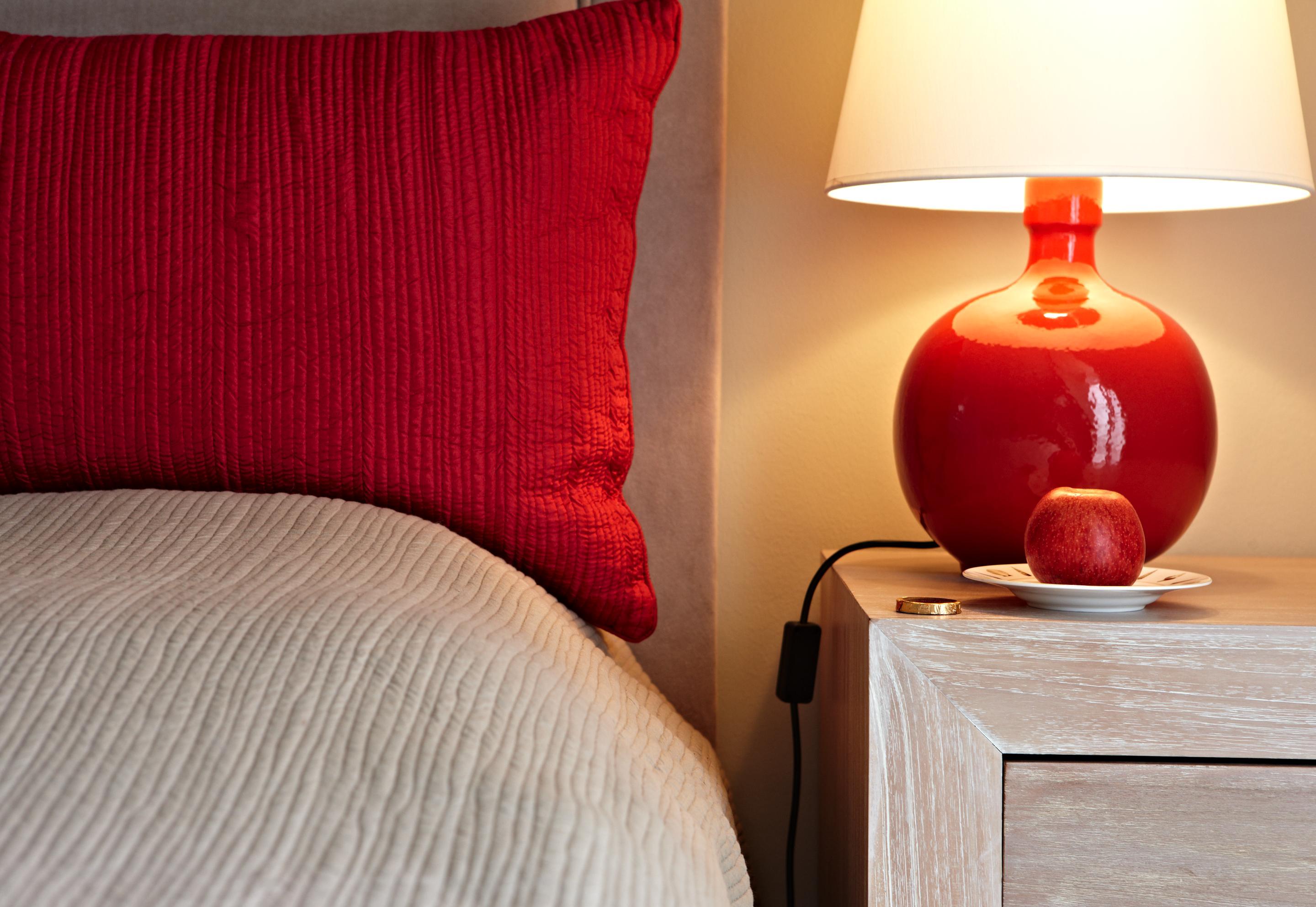 Strandhotel Zingst Esterno foto A lamp on a bedside table
