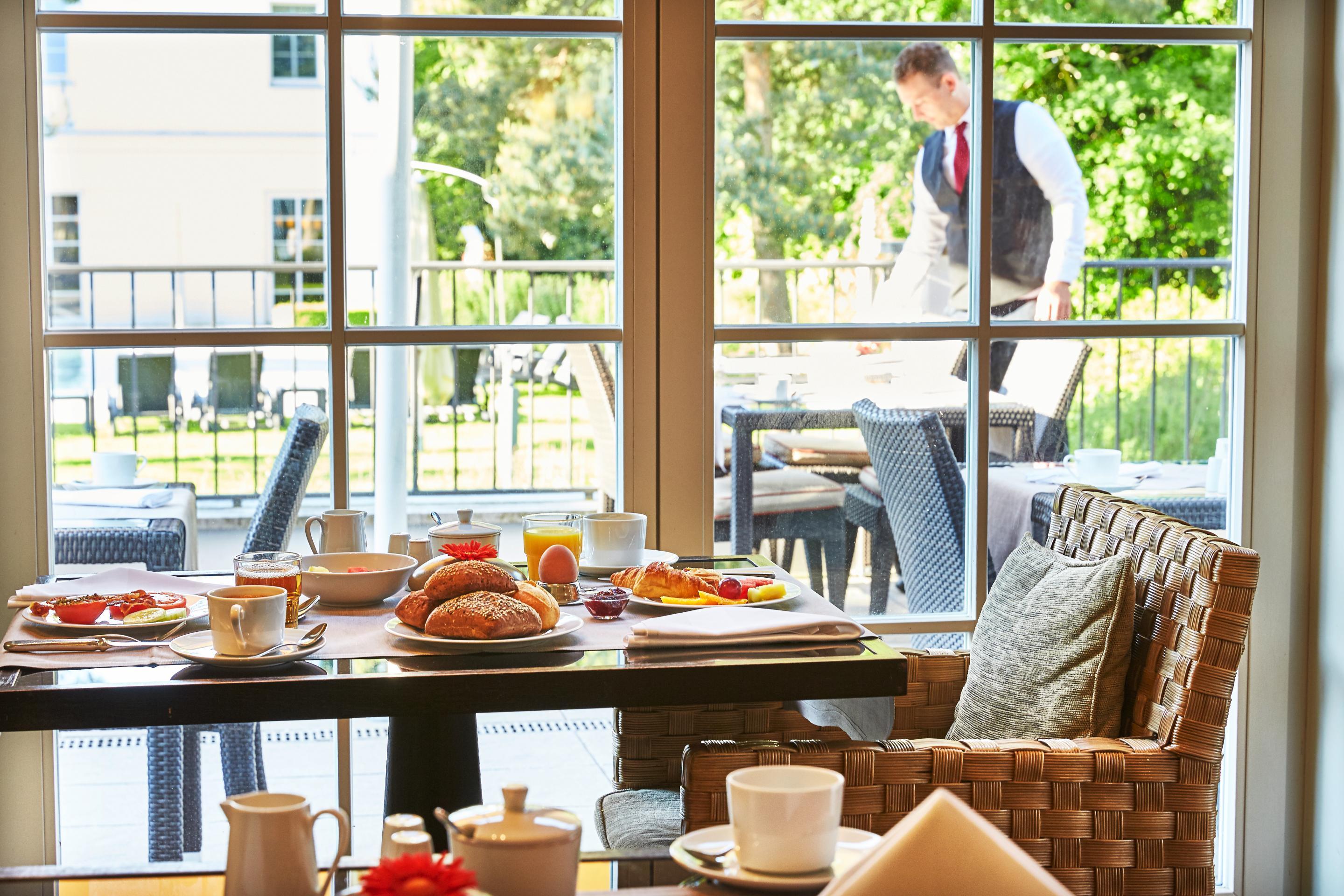 Strandhotel Zingst Esterno foto A butler clearing a table at a hotel
