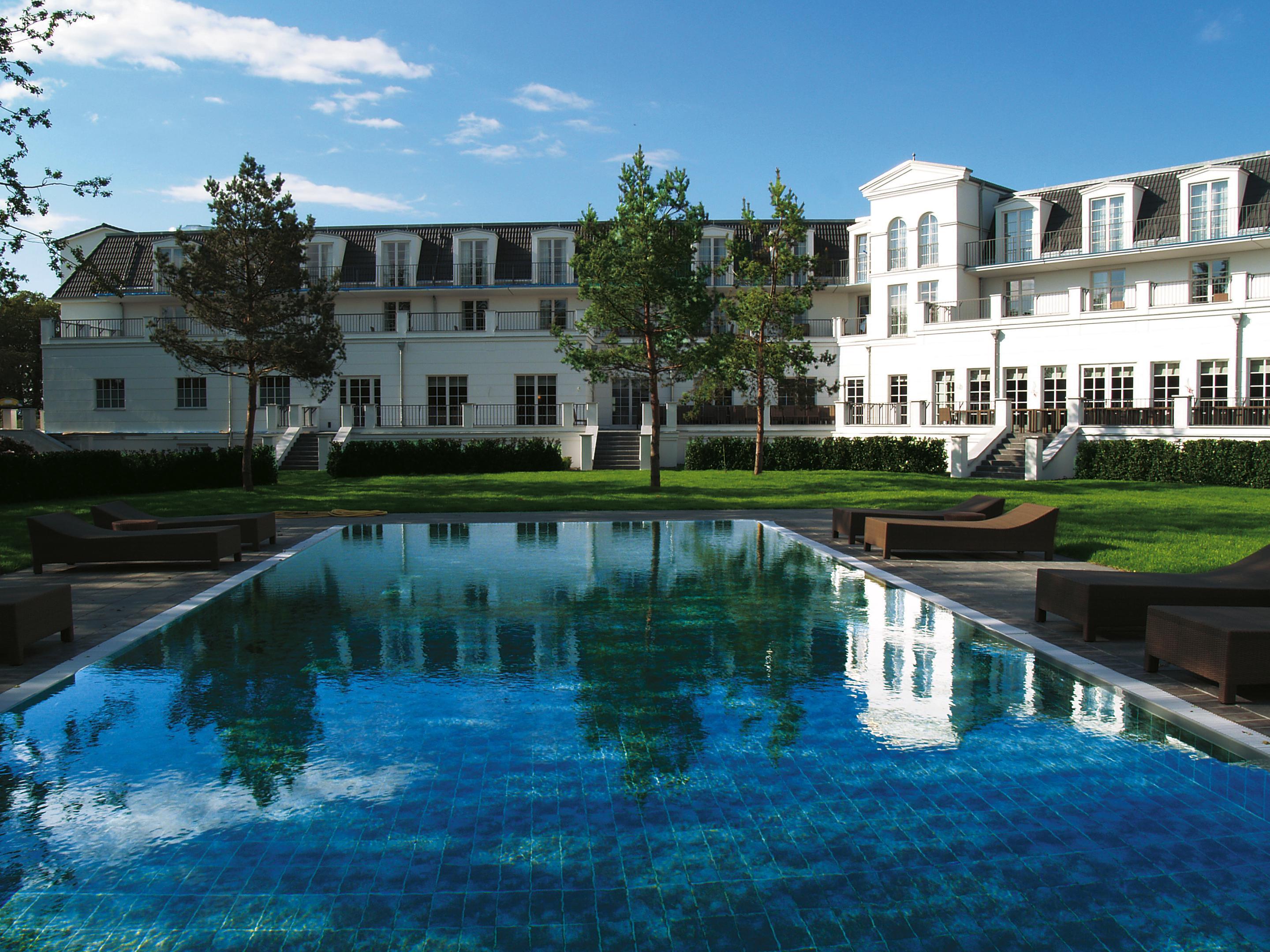 Strandhotel Zingst Esterno foto The swimming pool at the hotel