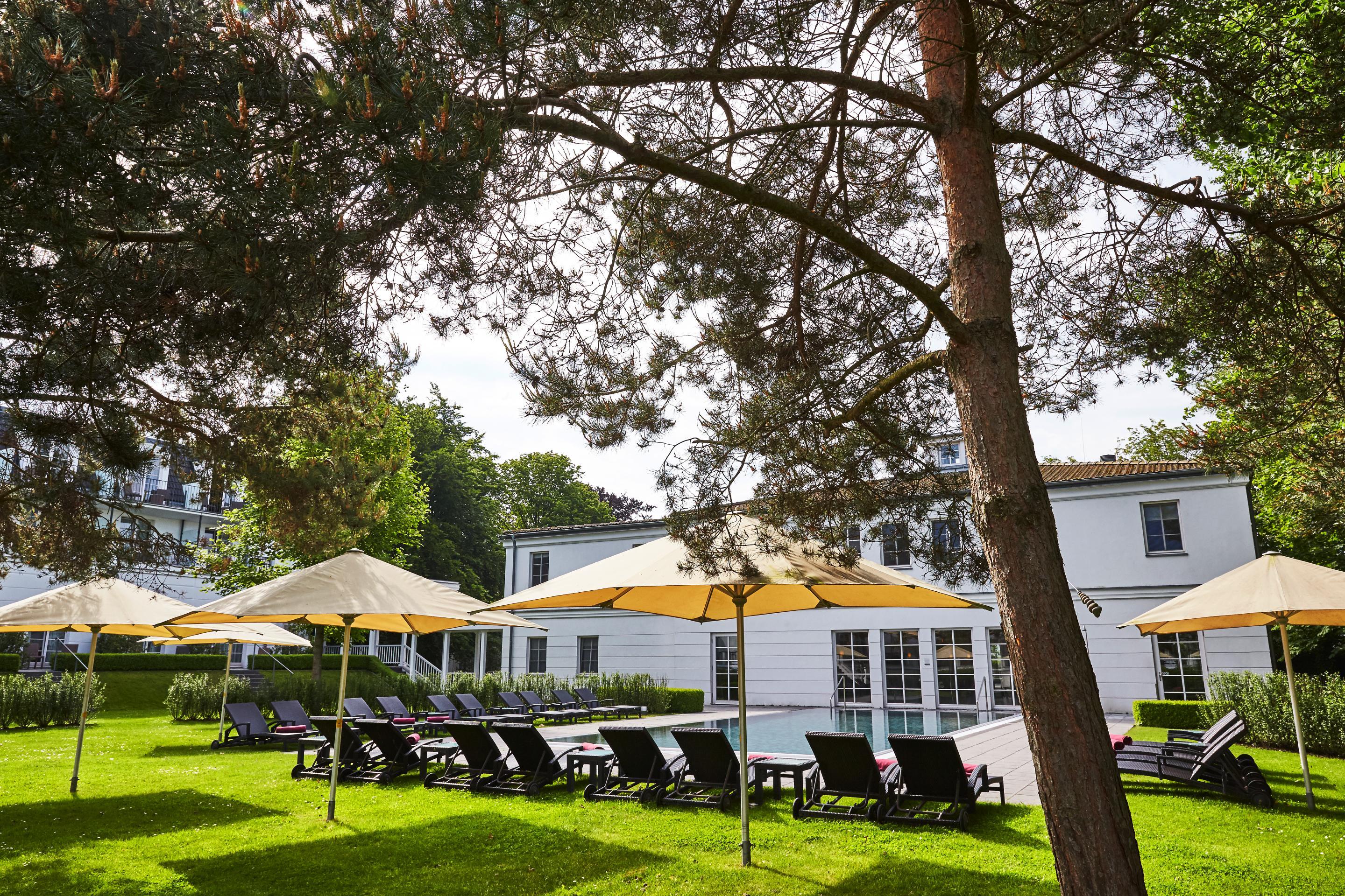 Strandhotel Zingst Esterno foto The garden of the hotel