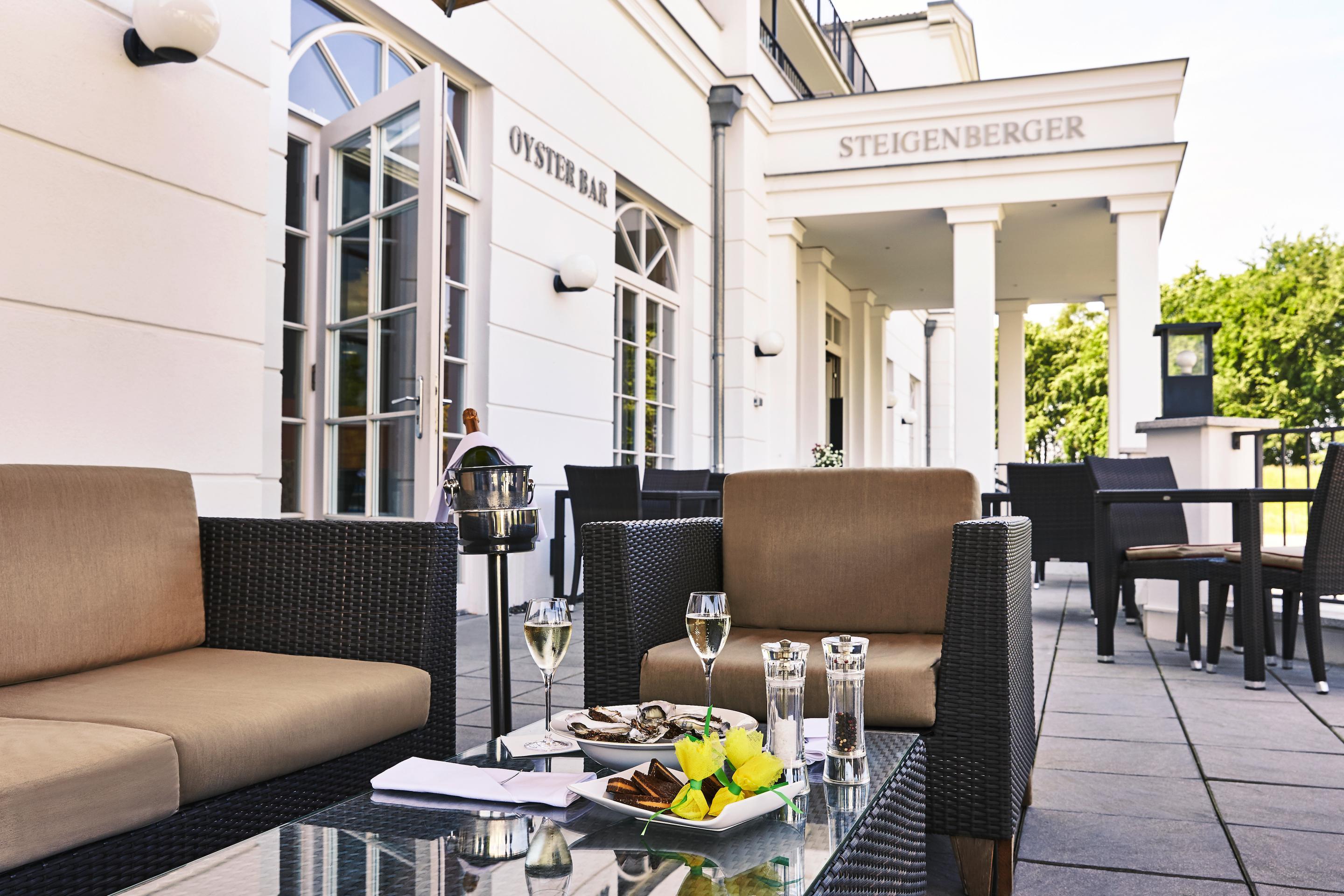 Strandhotel Zingst Esterno foto The hotel's terrace