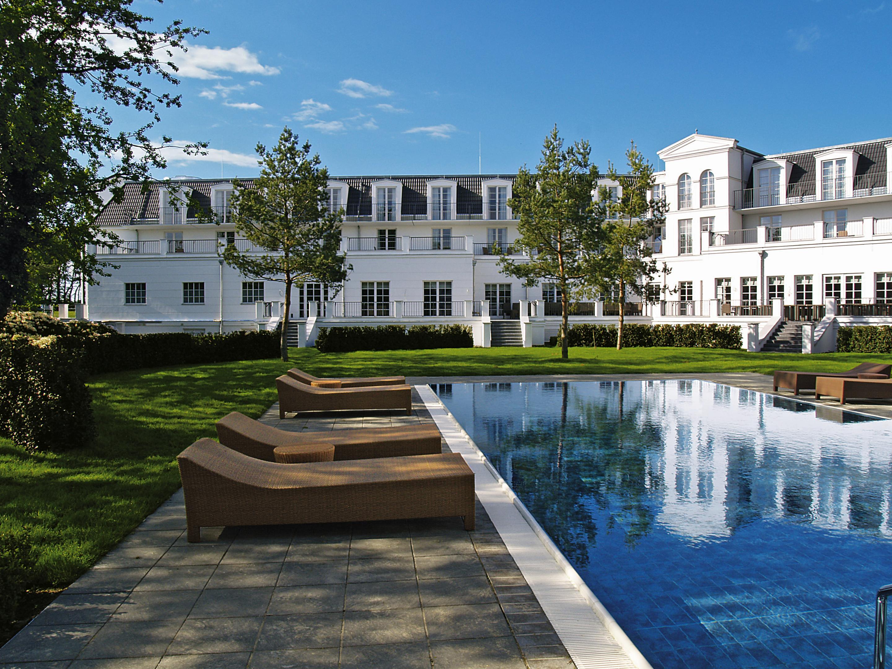 Strandhotel Zingst Esterno foto The swimming pool at the hotel