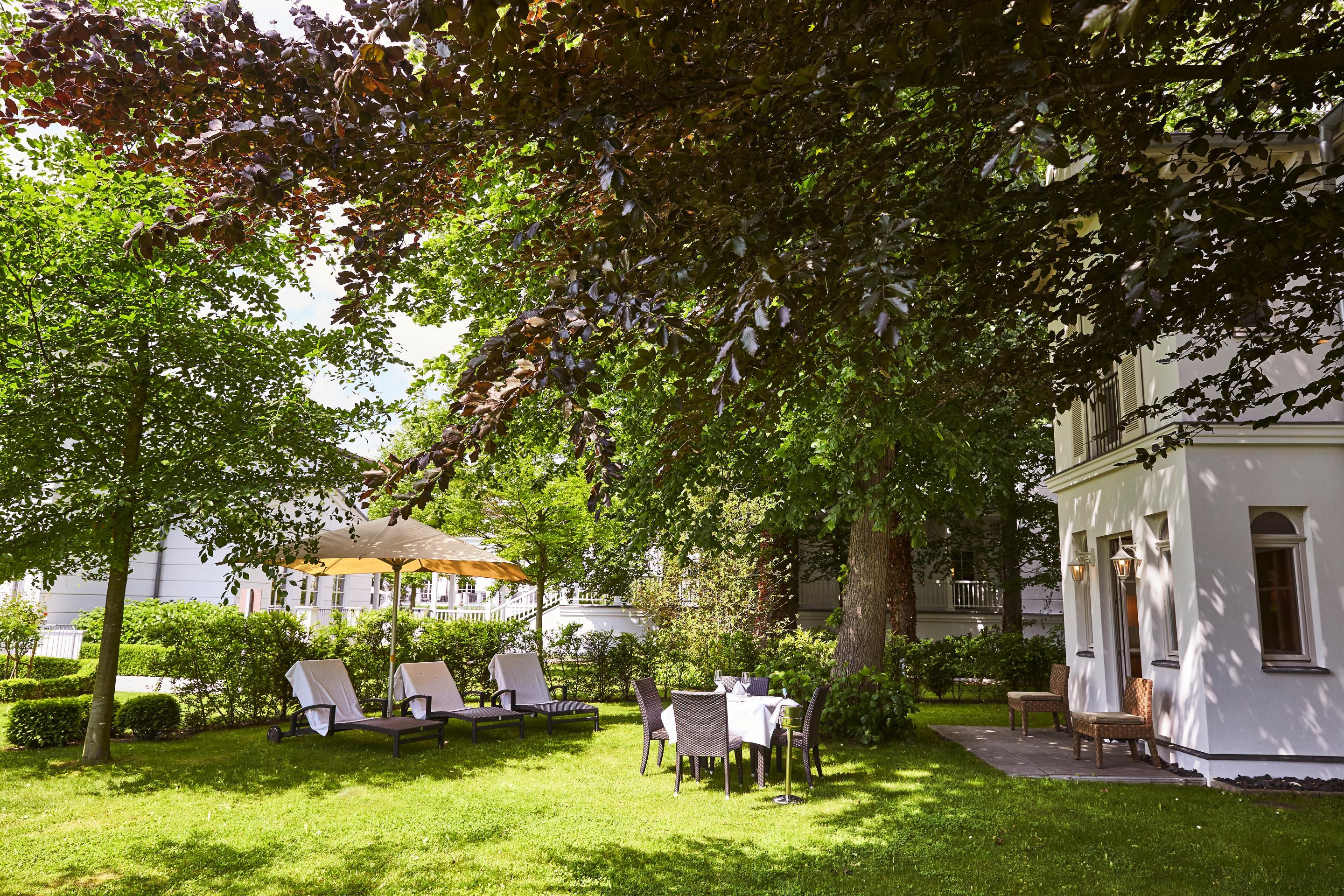 Strandhotel Zingst Esterno foto The garden of the hotel