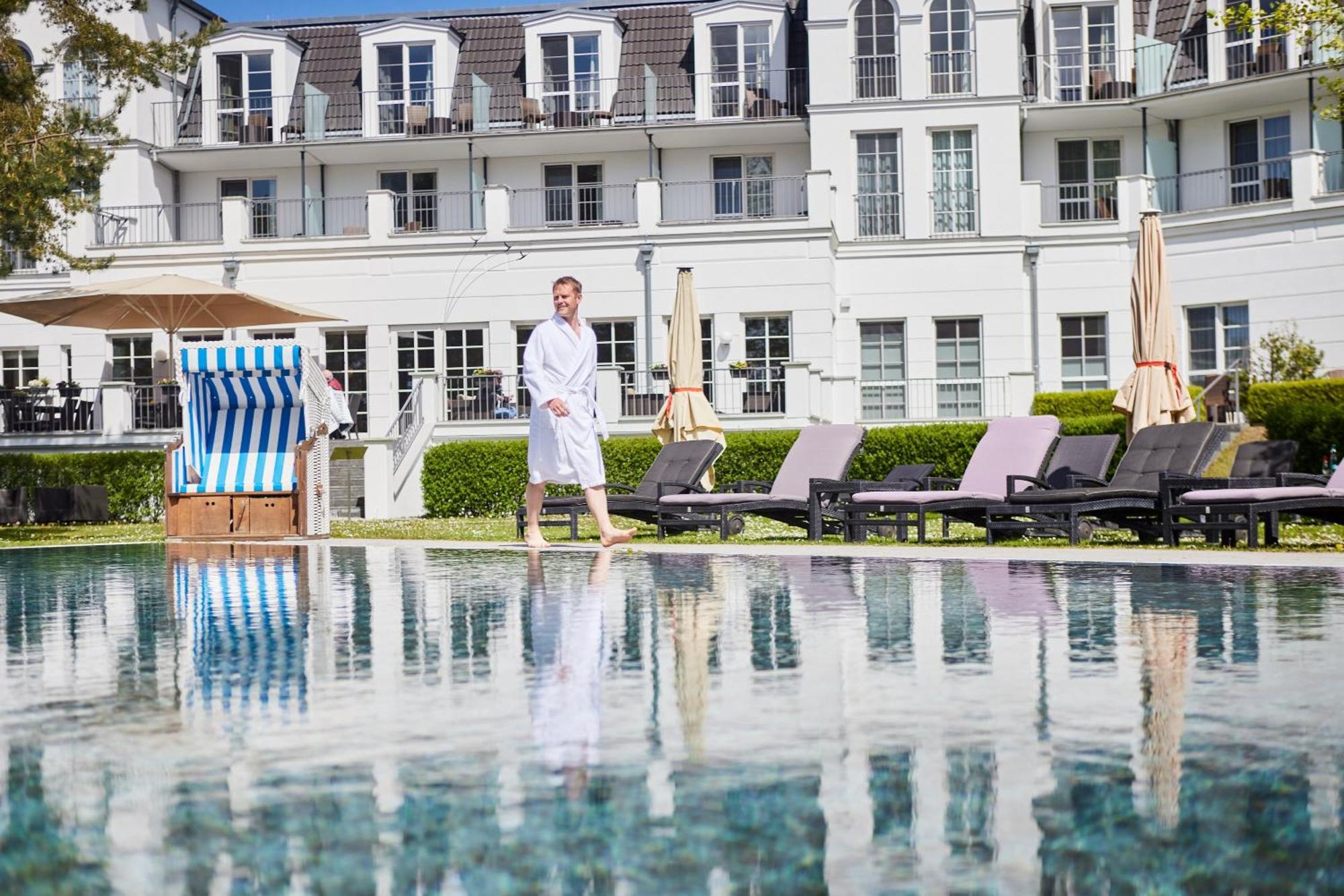Strandhotel Zingst Esterno foto The swimming pool at the Hotel Axelmannstein