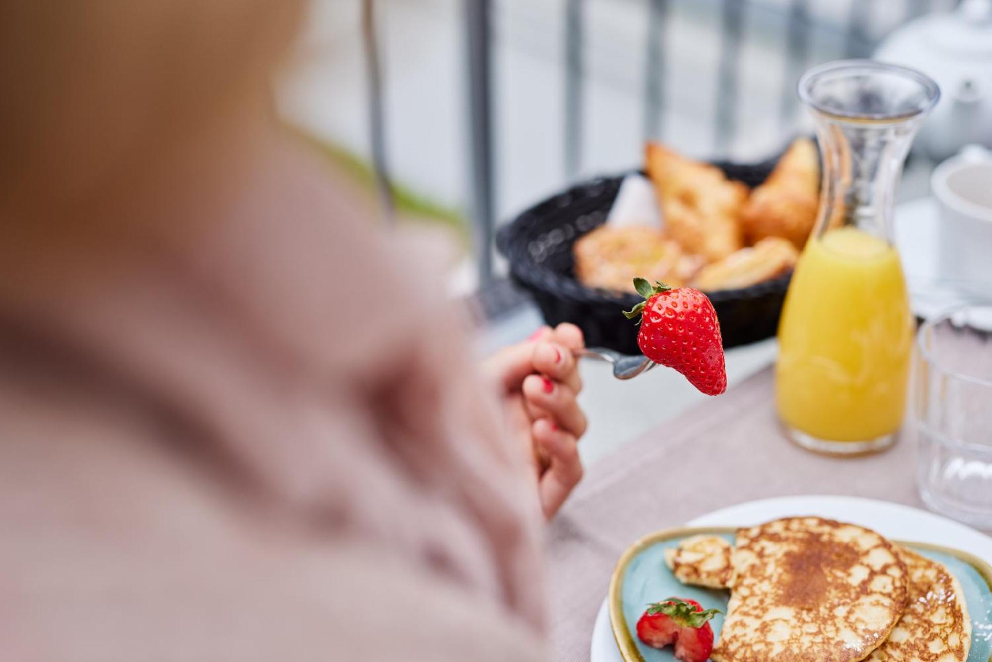 Strandhotel Zingst Esterno foto A woman eating a healthy breakfast