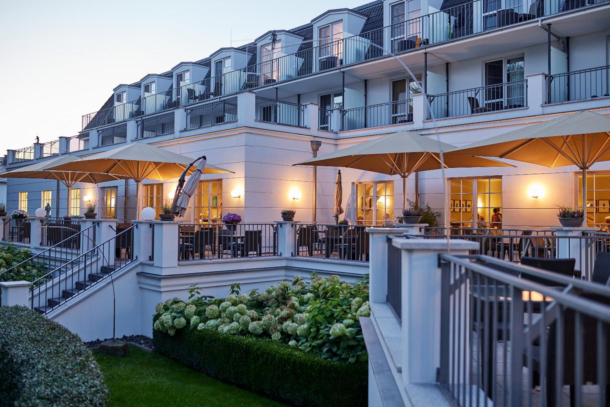 Strandhotel Zingst Esterno foto The hotel's garden