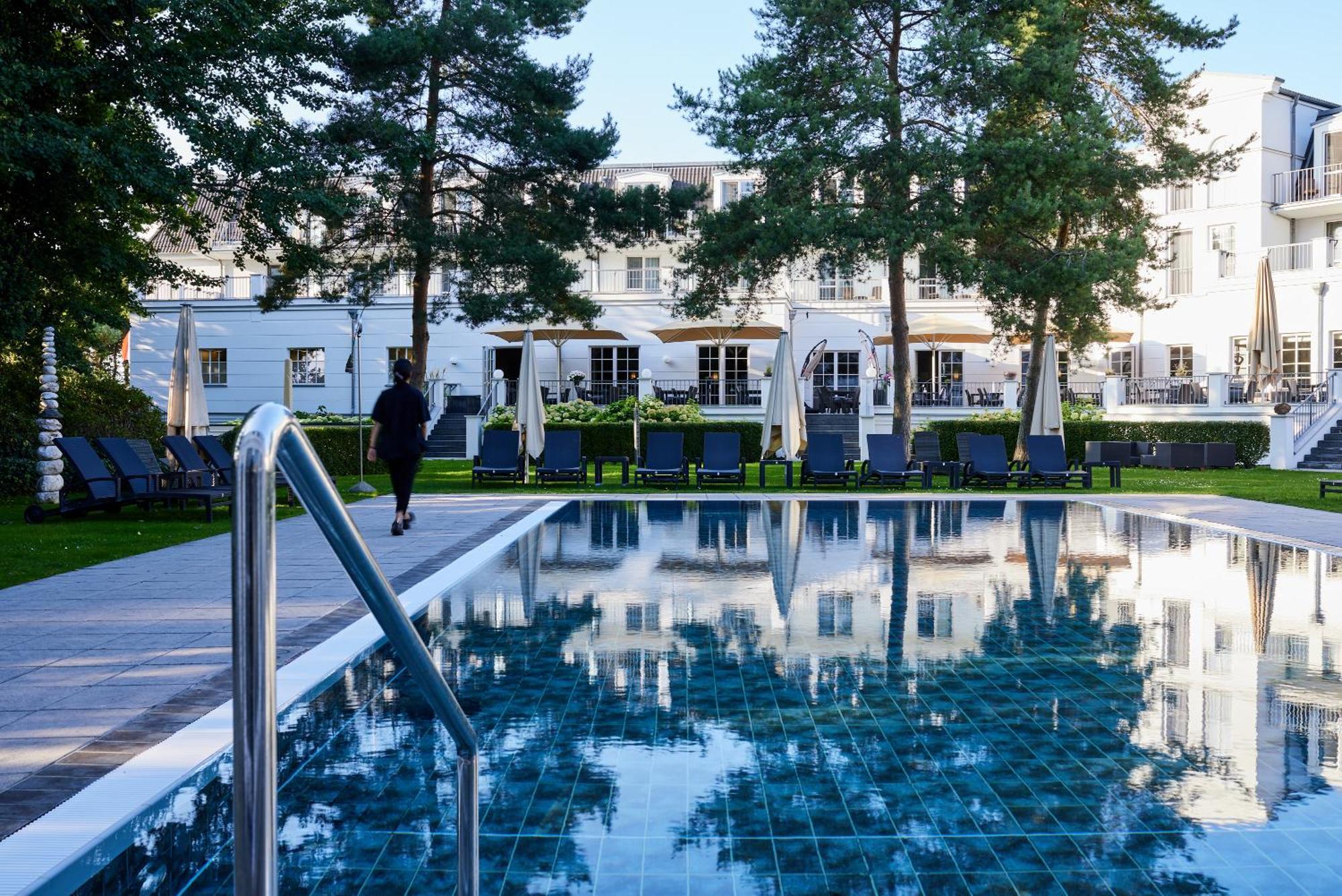 Strandhotel Zingst Esterno foto The swimming pool at the hotel
